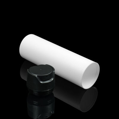 Cilindro claro do creme de cara em volta das garrafas mal ventiladas com a bomba de alumínio do tratamento do revestimento